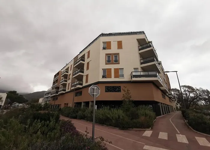 Au Lavandou Avec Terrasse - 4 Personnes - Fr-1-803-26