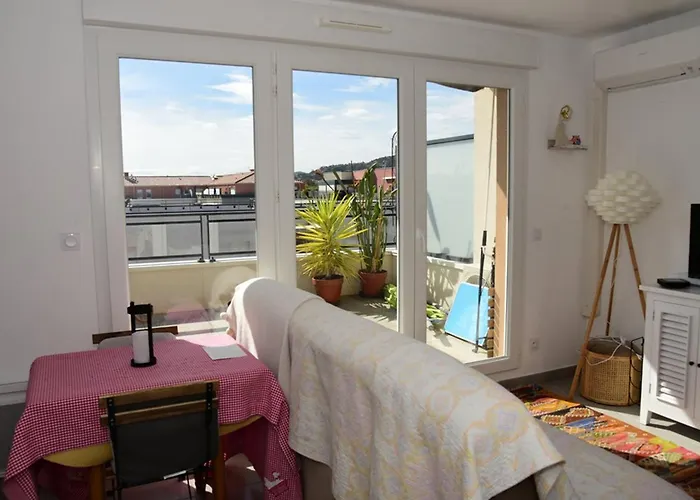 Au Lavandou Avec Terrasse - 4 Personnes - Fr-1-803-26 *